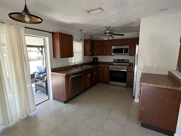 4th image of 20199 Gladstone Ave