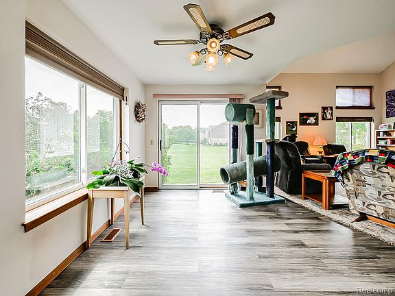 5th image of 6398 High Valley Dr