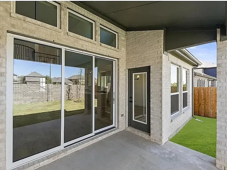 2276 Valencia Dr — Photo 5