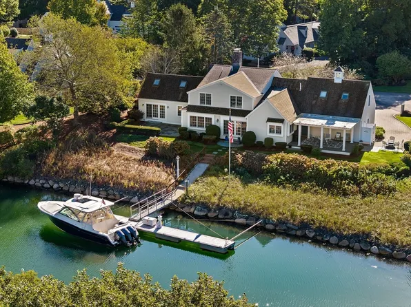 37 Five Gate Ln, North Falmouth, MA 02556
