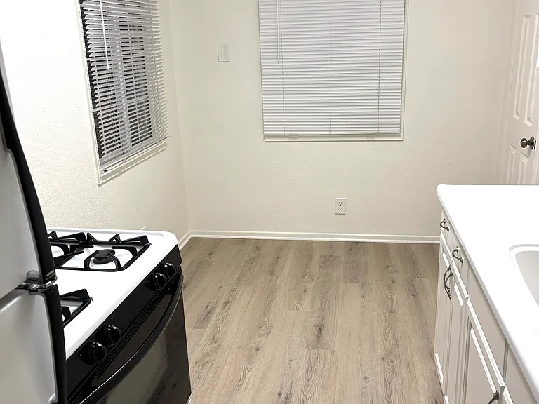 221 E Ash St — Photo 6