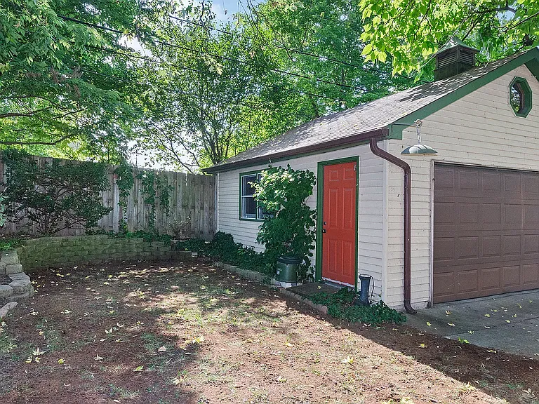 1228 Simpson St — Photo 10