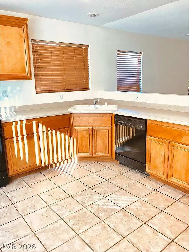 3 bed, 2.5 bath, 1279 sqft, $1,750 — Photo 3