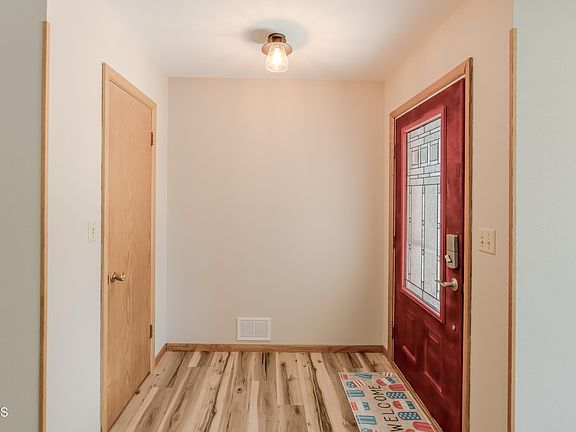 3rd image of 106 E Divide Ave