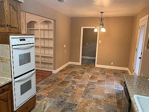 1st image of 3101 Woodford Dr