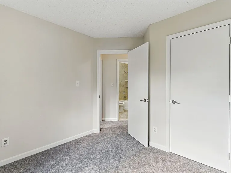505 Knollwood Ct — Photo 15