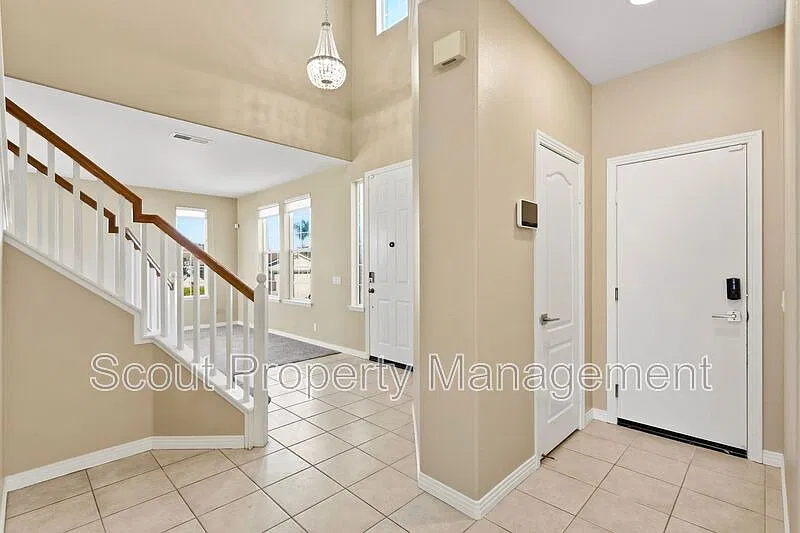 5 bed, 3.0 bath, 2953 sqft, $3,725 — Photo 4