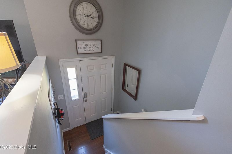 4th image of 33 Willis Avenue