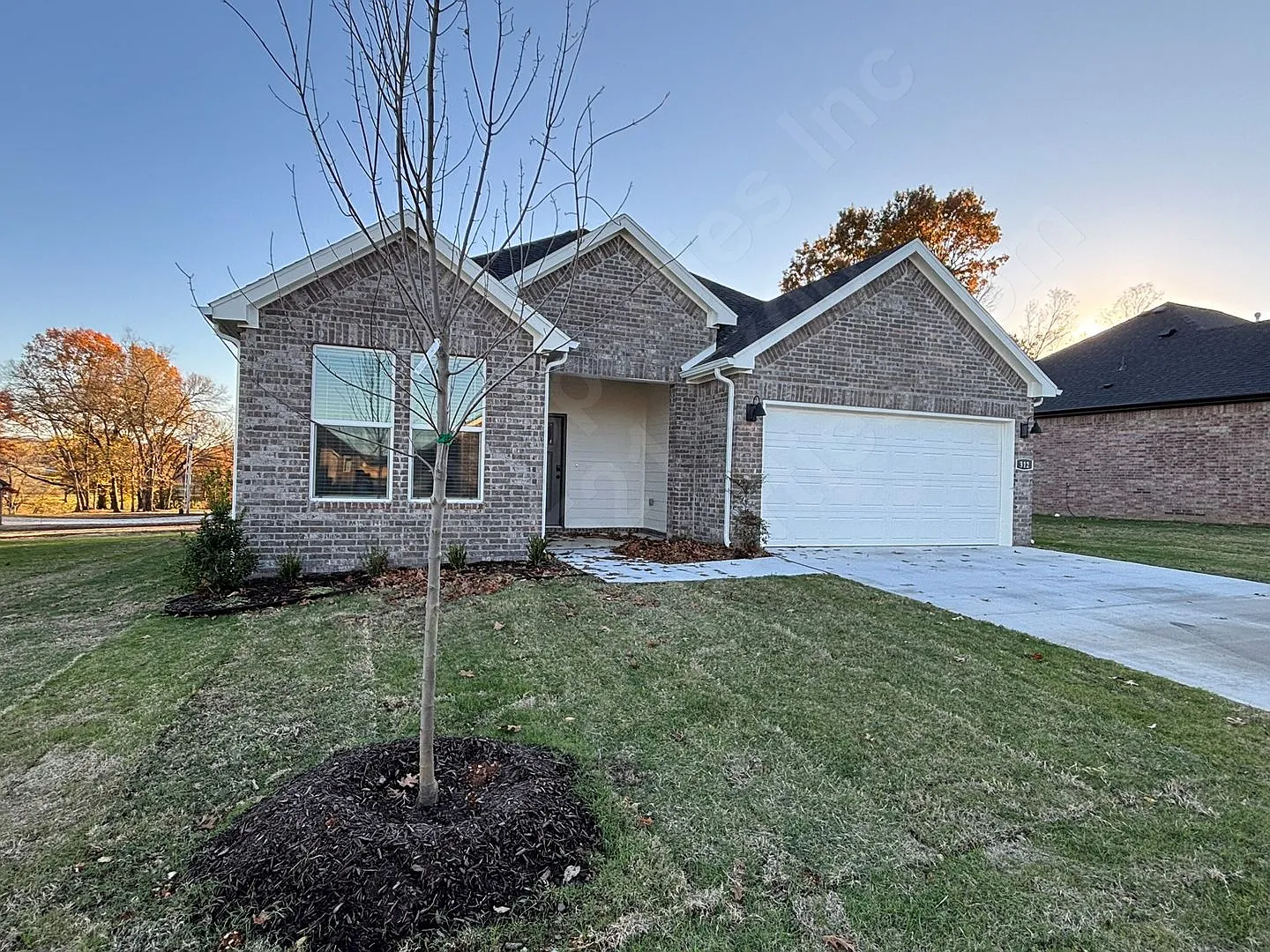 Gorgeous New Construction 3 Bedroom 2 Bathroom Home in Farmington! — Photo 2