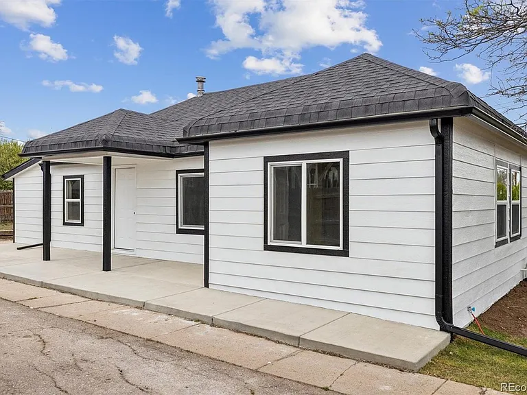 1285 S Irving St — Photo 2