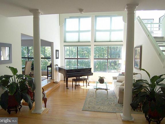 3rd image of 14 Woodward Ct