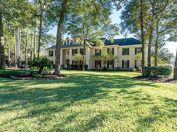 This home did not flood during Harvey and is a corner lot with a side street that dead ends into a cul-de-sac, perfect for parking multiple cars during a party.