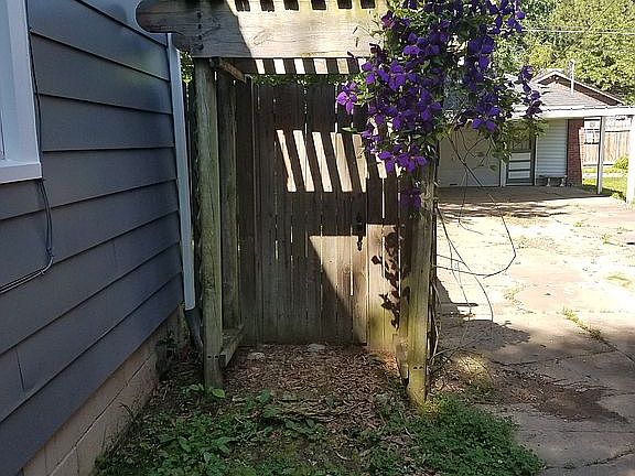 Side gate to back yard