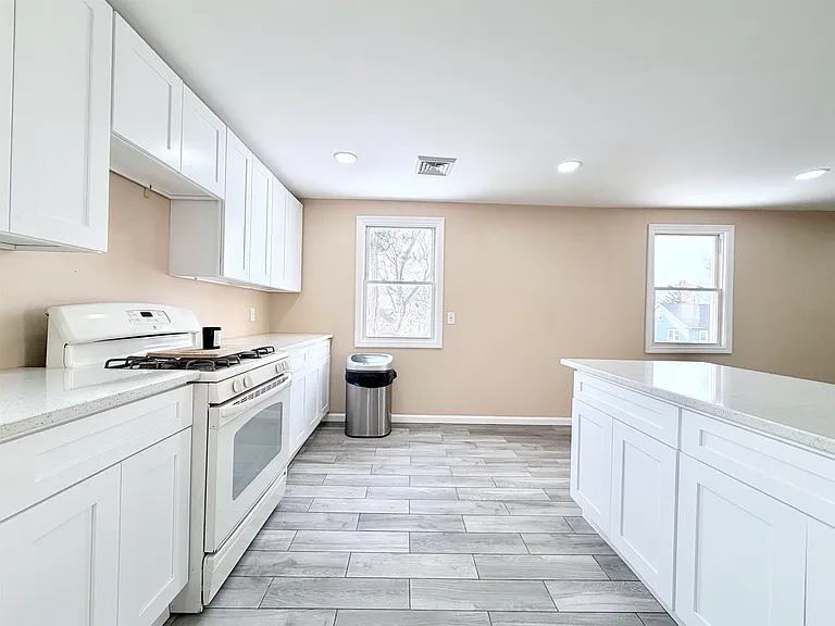 1572 Summit Ave #2 — Photo 4