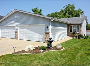 970 Pleasant St, Woodstock, IL 60098