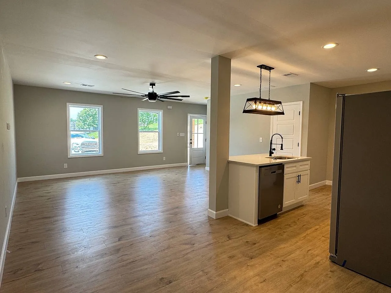 3 bed, 1400 sqft, $1,500 — Photo 2