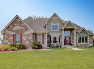 8529 S Parkland Dr, Franklin, WI 53132