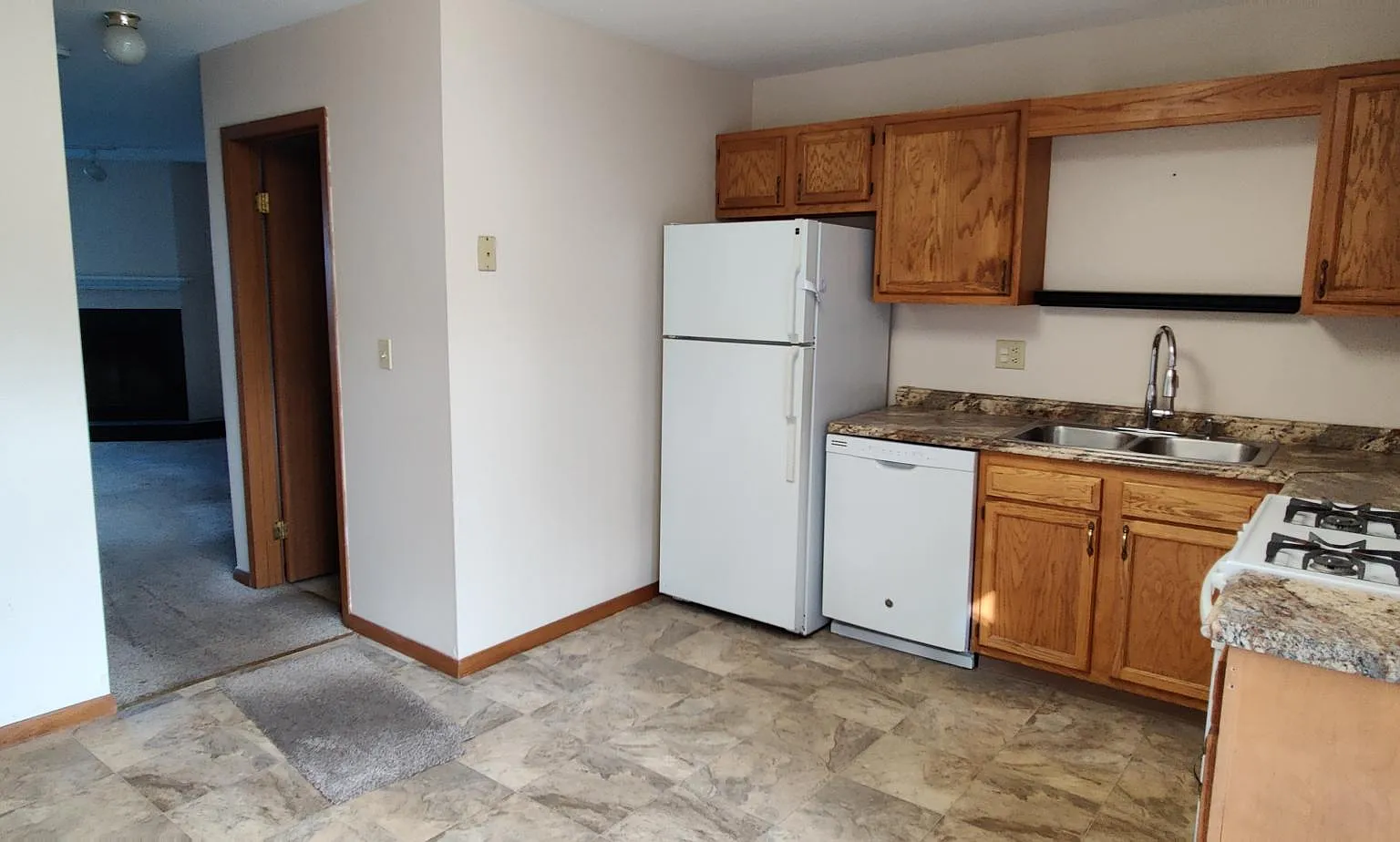 2 bed, 1.5 bath, 900 sqft, $1,100 — Photo 3
