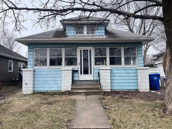 417 48th St, Moline, IL 61265