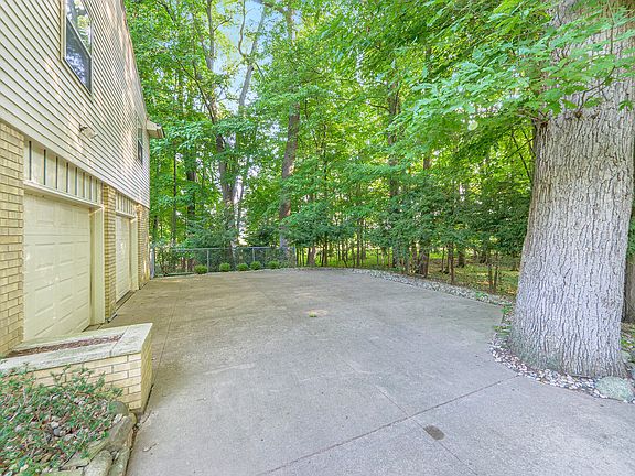 3rd image of 843 N Wooded Ln