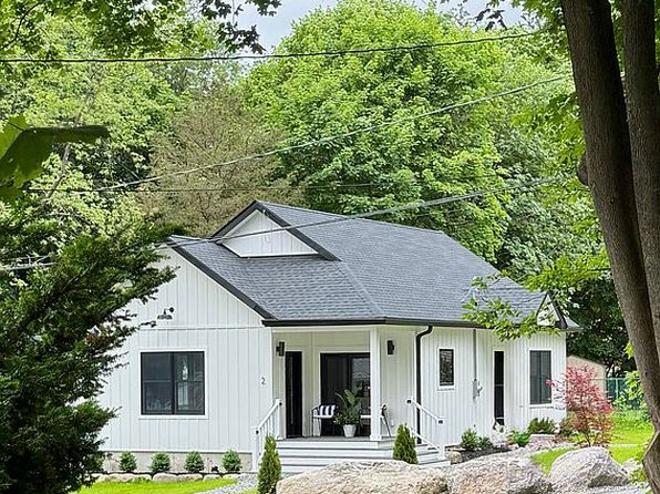 2 Fernwood Dr
