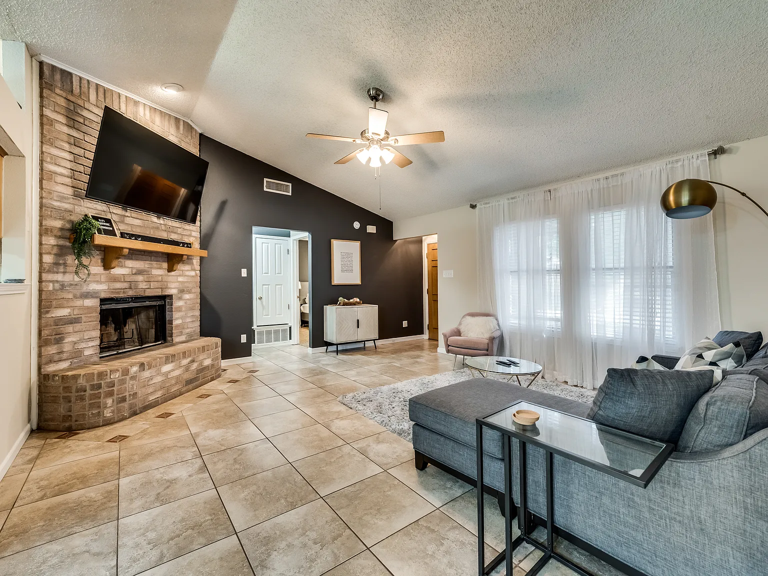 3 bed, 1361 sqft, $4,500 — Photo 3