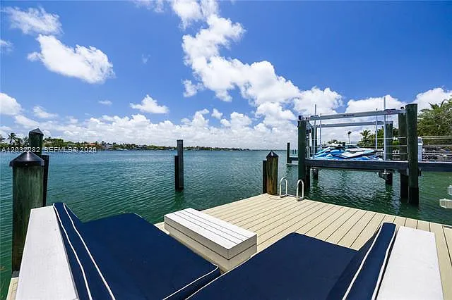 930 Stillwater Dr — Photo 1