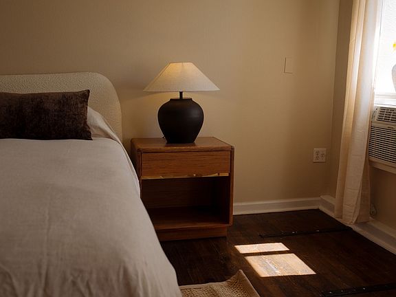 4th image of 1975 N Beachwood Dr #407