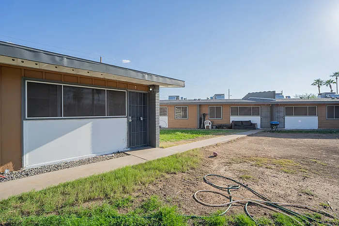 2131 W Devonshire Ave #5
