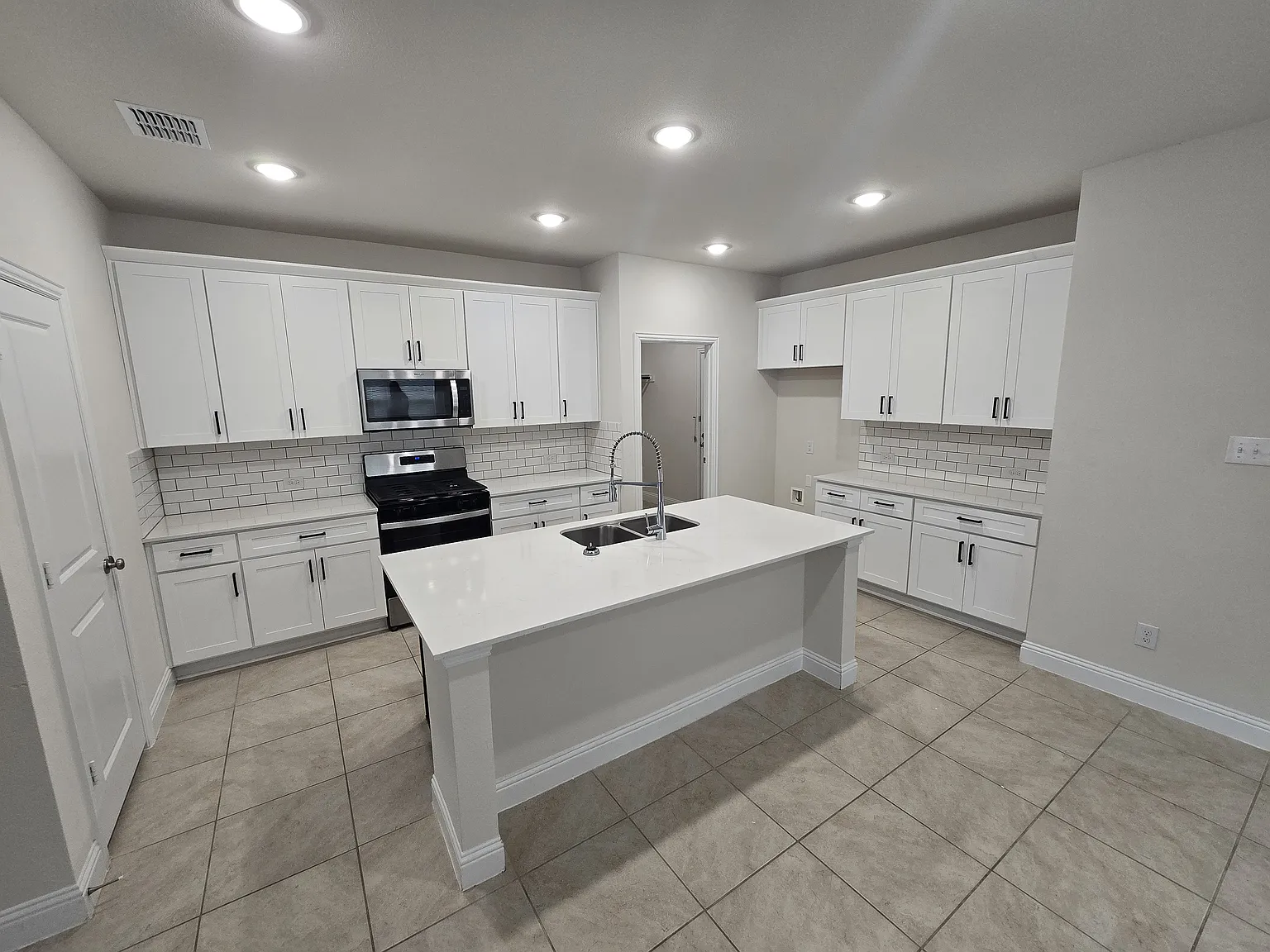 4 bed, 2728 sqft, $2,995 — Photo 3
