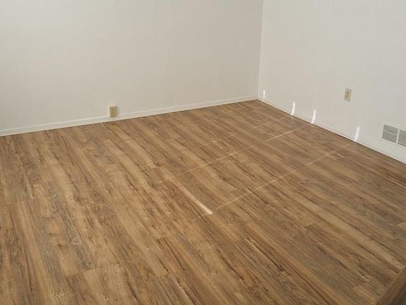 4th image of 321 Laporte Ct