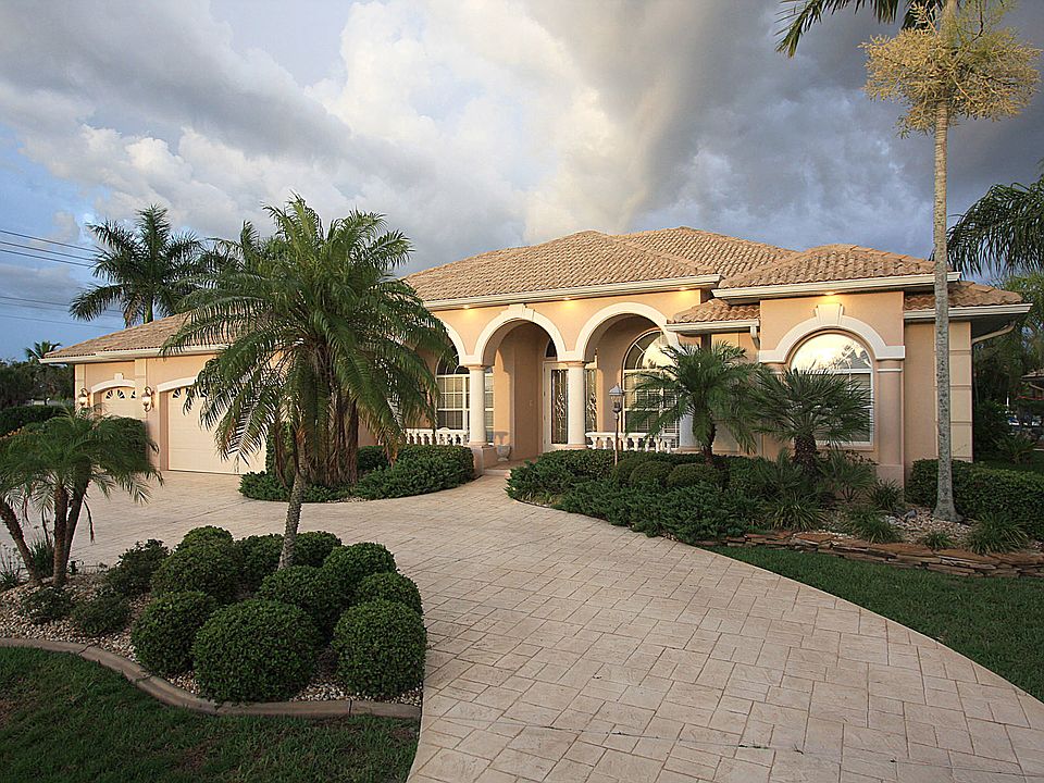 1st image of 300 Caicos Dr