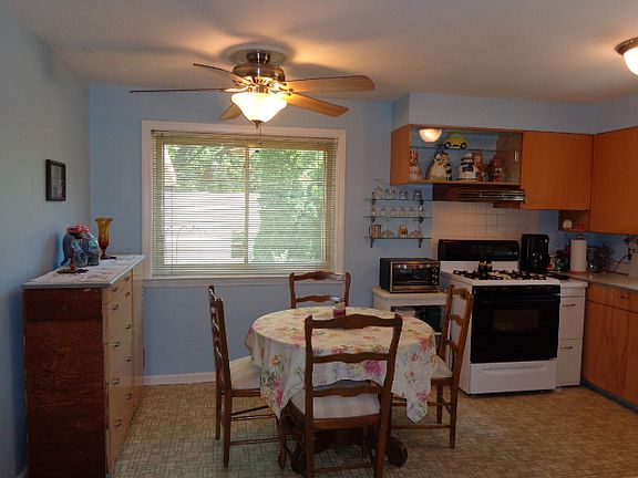 Nice size informal eating area in kitchen.