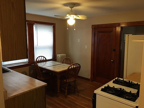eat-in kitchen