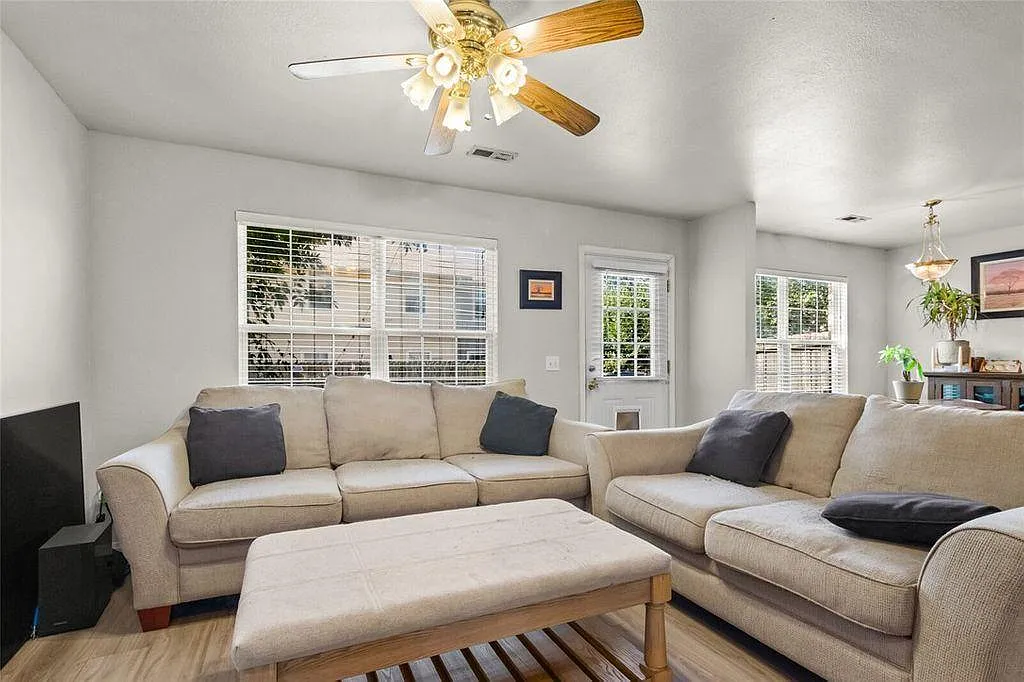2 bed, 2.5 bath, 1440 sqft, $1,300 — Photo 4