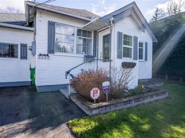 3165 Wascana St, Saanich, BC V9A 1W4