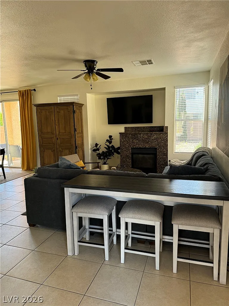 3 bed, 2.5 bath, 1681 sqft, $2,500 — Photo 2