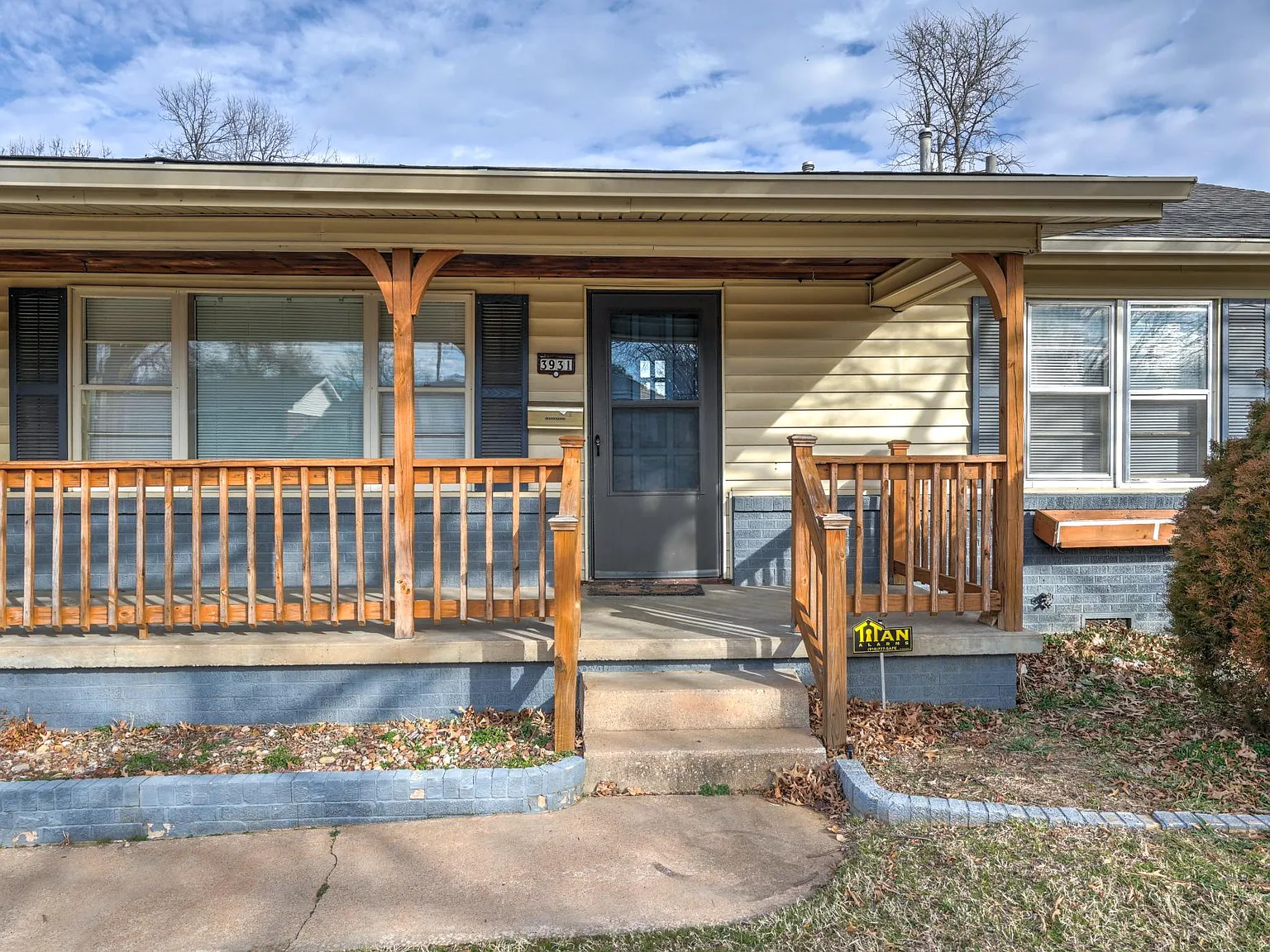 3 bed, 1.5 bath, 1304 sqft, $1,495 — Photo 2