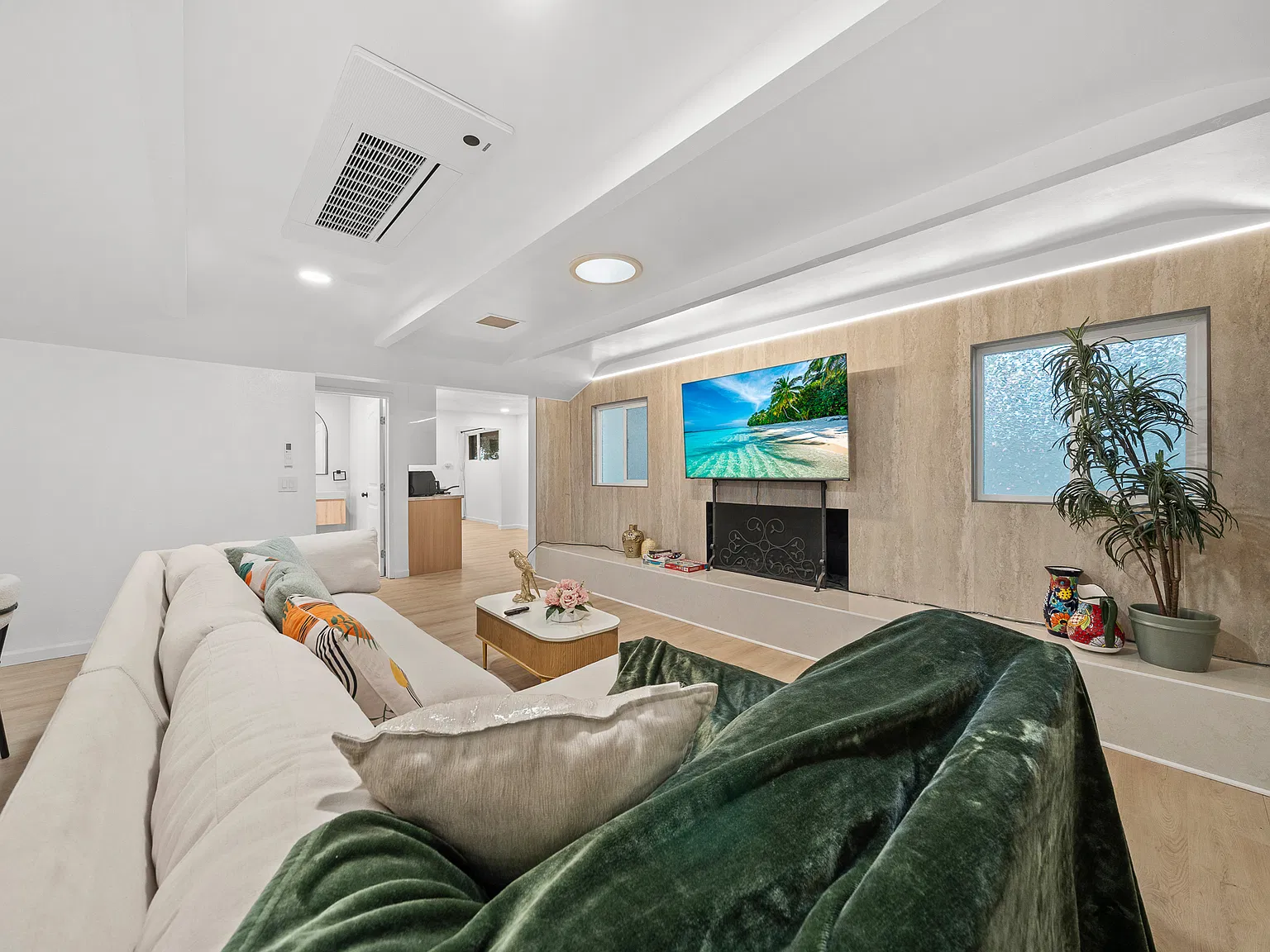 2 bed, 1200 sqft, $5,900 — Photo 4