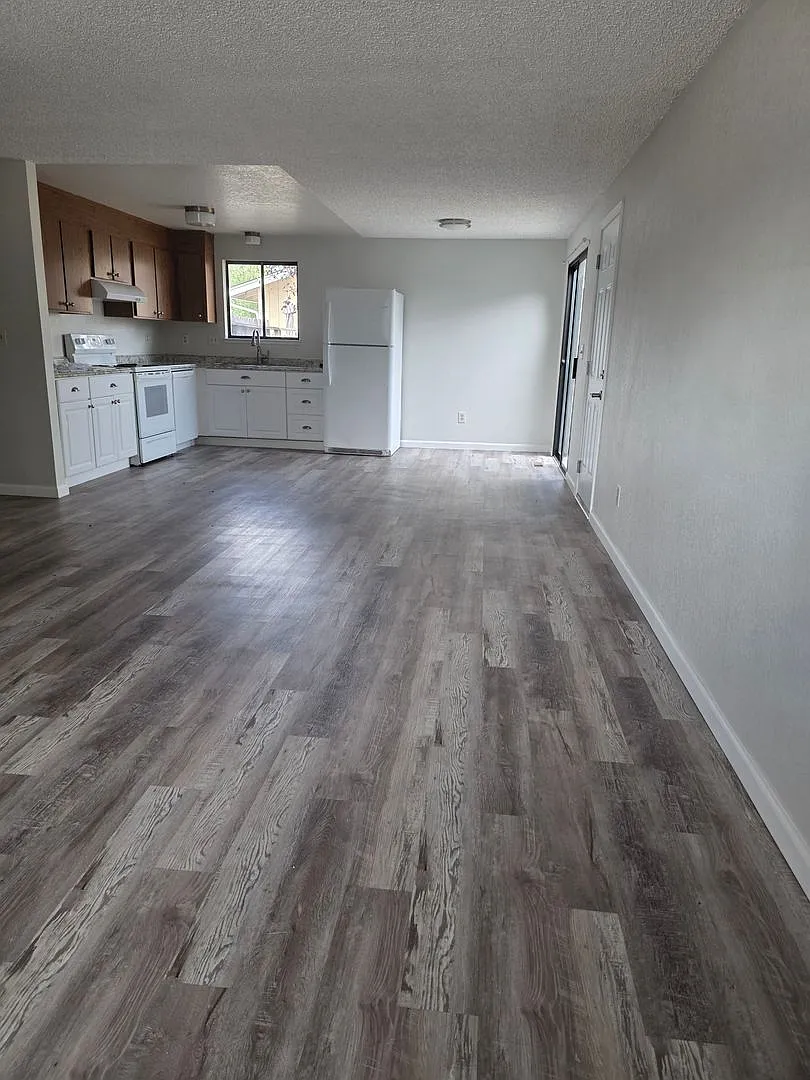 Cute Duplex with easy care front yard — Photo 3