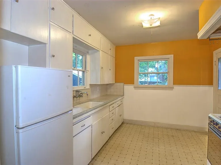 1004 E 38th 1/2 St — Photo 10