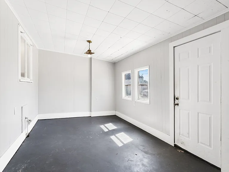 210 Dryden — Photo 20