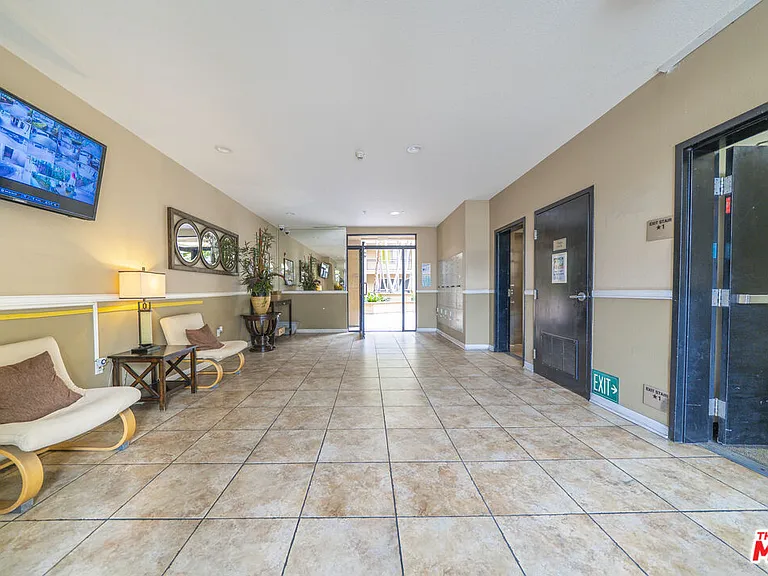 1401 S Saint Andrews Pl #201 — Photo 4