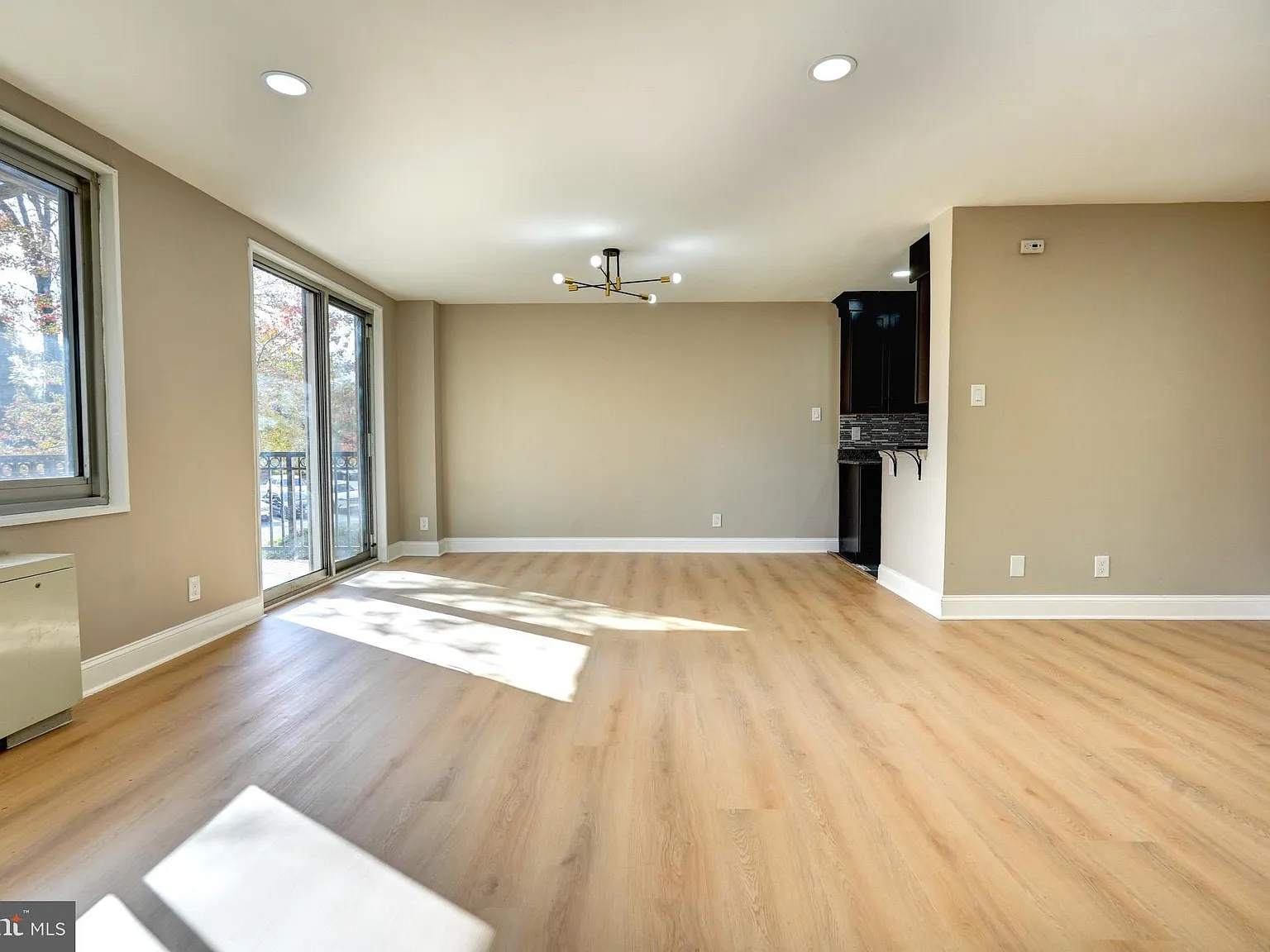 1 bed, 869 sqft, $1,895 — Photo 3