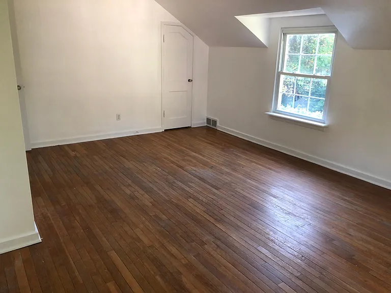 1890 Riverside Dr — Photo 10