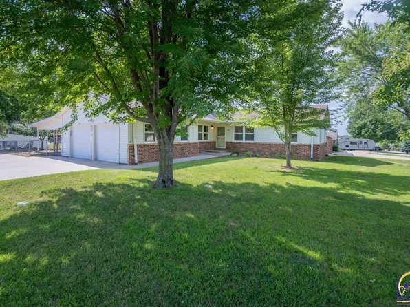 426 Navaho Dr, Holton, KS 66436