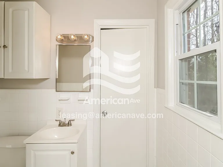 9675_009_wm_-_main_bathroom_13505996.jpg
