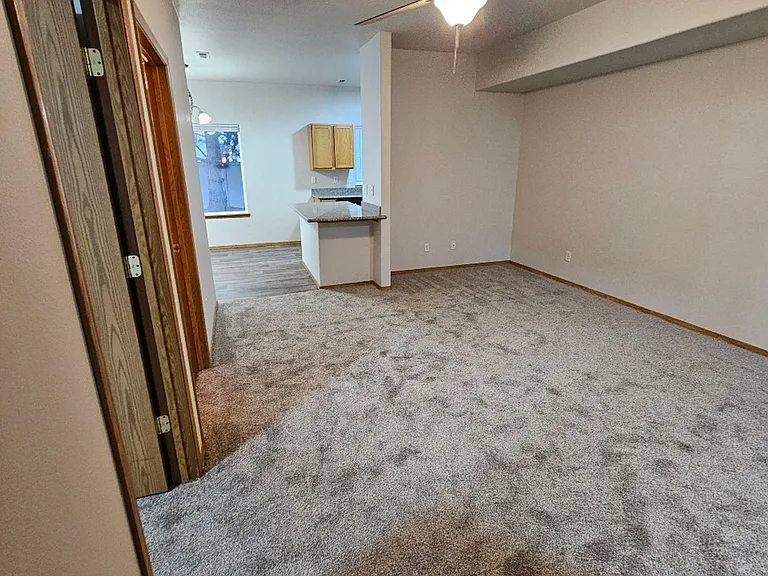 1945 E Wilson Ln — Photo 4