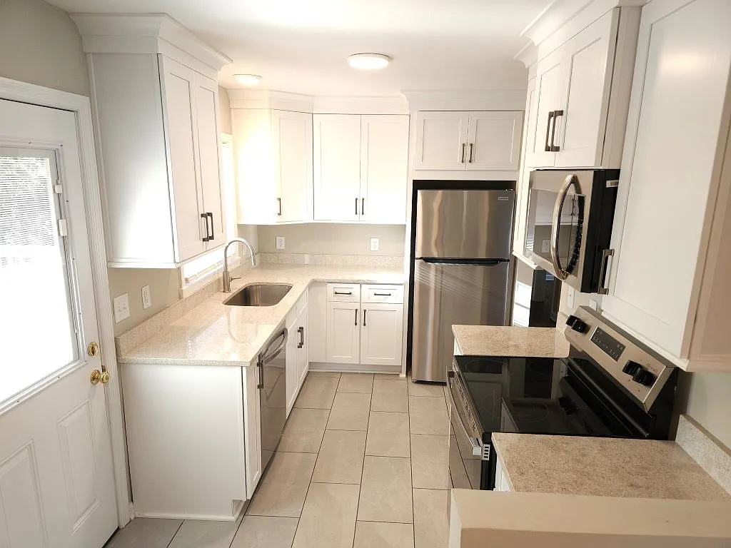 3 bed, 960 sqft, $1,600 — Photo 3