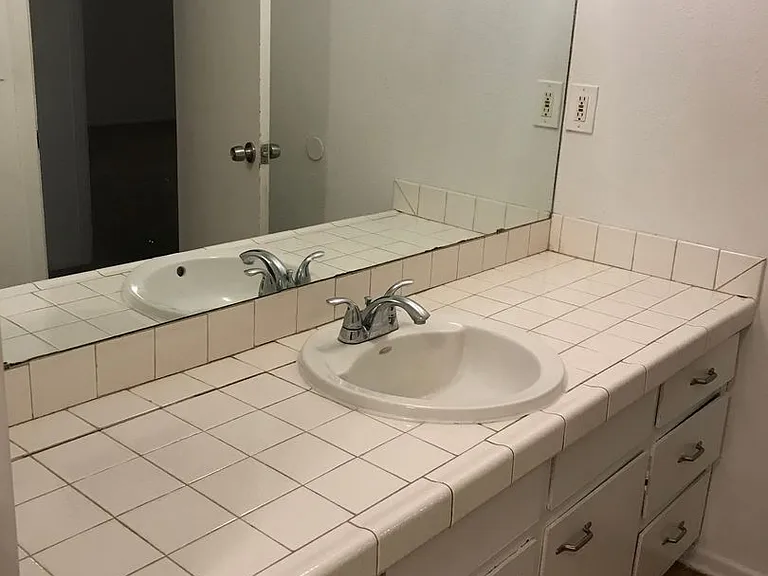 600 E Sunset Dr — Photo 1